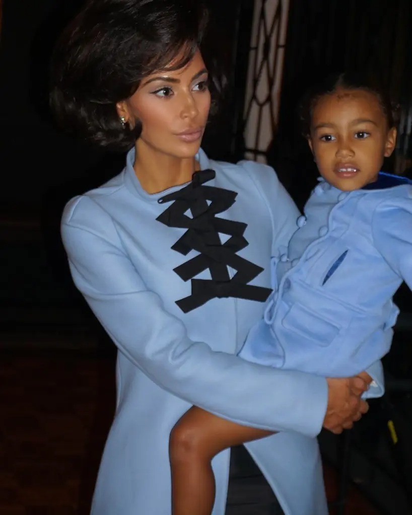 10 bộ trang phục đẹp nhất: Không một ai có phong cách đồ đôi 'mẹ và con' như gia đình Kardashian - Ảnh 10